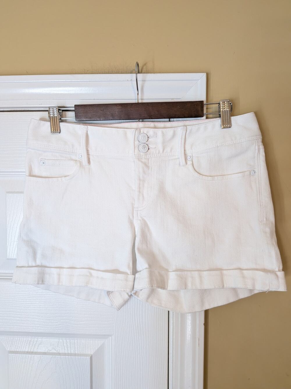 Lilly Pulitzer Callahan White Denim Shorts Size 6 Preppy Minimalist Coastal